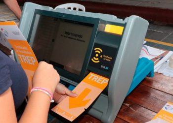 Denuncia por vulnerabilidad de máquinas de votación y direccionamiento de licitación
