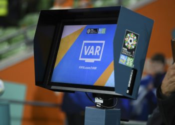 La FIFA planea revisar córners y segundas amarillas con el VAR en el Mundial, según The Times