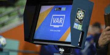 La FIFA planea revisar córners y segundas amarillas con el VAR en el Mundial, según The Times