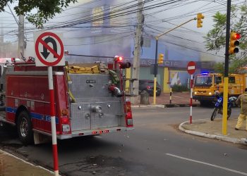 Empresa se incendia sobre Boggiani y fuego solo puede ser apagado con CO2 debido a que es cloro