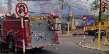 Empresa se incendia sobre Boggiani y fuego solo puede ser apagado con CO2 debido a que es cloro