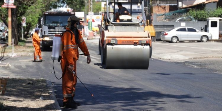 Av. Mariscal López: colocan asfaltado definitivo en zona del viaducto