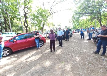 Policía y Fiscalía incautan vehículos con medicamentos en estacionamiento del Hospital Central