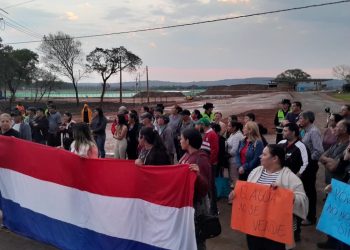 Ciudadanos de Atyrá en vigilia en contra de extracción de agua