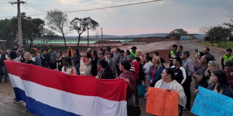 Ciudadanos de Atyrá en vigilia en contra de extracción de agua