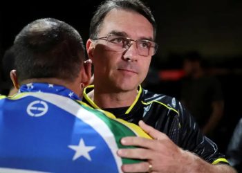 Hijo mayor de Bolsonaro será candidato a presidente de Brasil