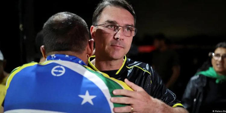 Hijo mayor de Bolsonaro será candidato a presidente de Brasil