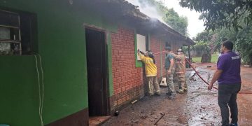 Rayo provoca incendio en vivienda de Santa Rosa Misiones