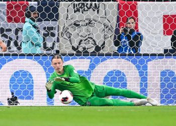 Safonov, arquero del PSG, se fracturó la mano izquierda en la final de la Copa Intercontinental