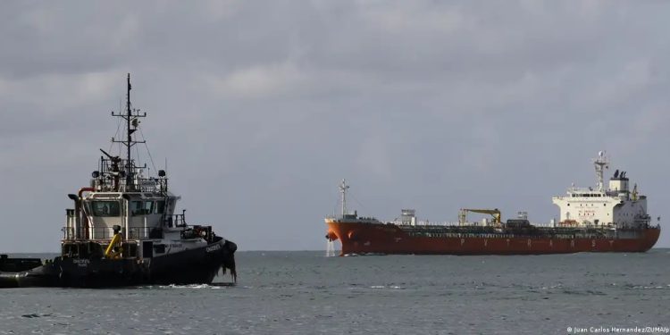 Caracas rechaza «robo y secuestro» de nuevo buque petrolero