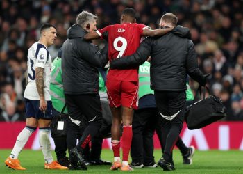 Arne Slot critica al defensa del Tottenham tras la fractura de Isak: «Fue una entrada imprudente»