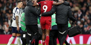 Arne Slot critica al defensa del Tottenham tras la fractura de Isak: «Fue una entrada imprudente»