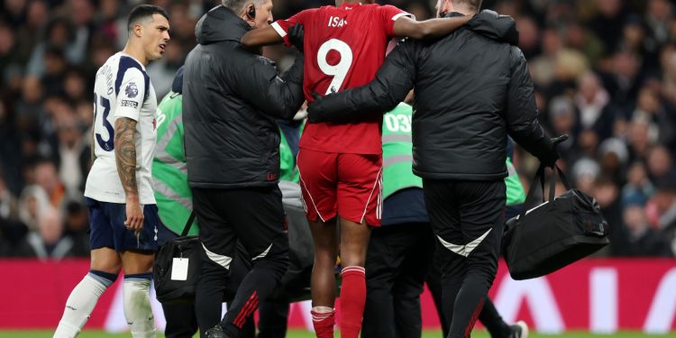 Arne Slot critica al defensa del Tottenham tras la fractura de Isak: «Fue una entrada imprudente»