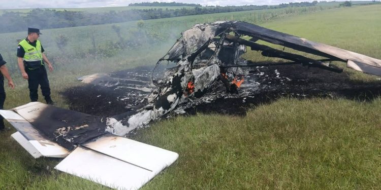 Hallaron una avioneta siniestrada en Santa Rita y se presume que los mismos ocupantes la quemaron