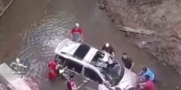 Se desplomó puente de madera y una familia cayó al arroyo