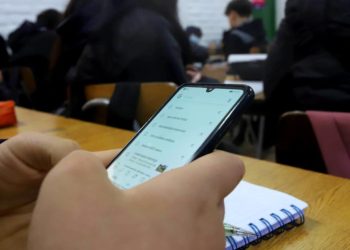 Chile aprobó ley que prohíbe uso de teléfonos celulares en colegios