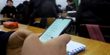 Chile aprobó ley que prohíbe uso de teléfonos celulares en colegios