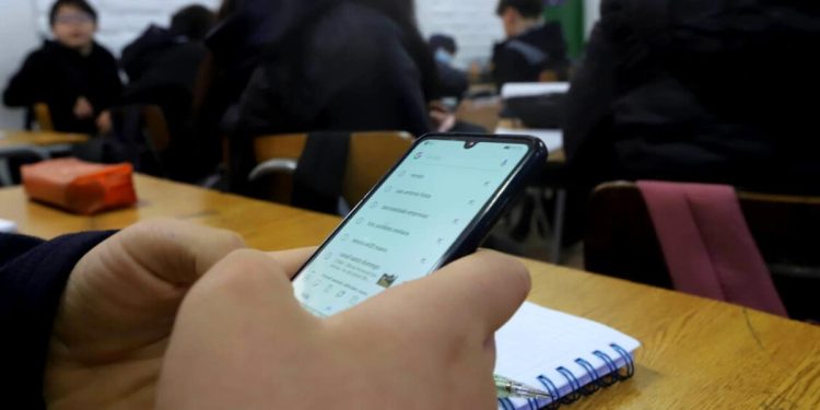 Chile aprobó ley que prohíbe uso de teléfonos celulares en colegios
