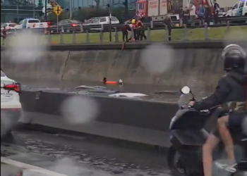 Fuerte temporal en Argentina: shopping inundado y autos flotando
