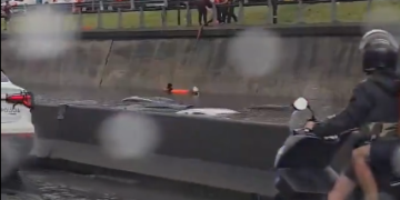 Fuerte temporal en Argentina: shopping inundado y autos flotando