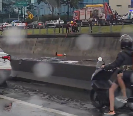 Fuerte temporal en Argentina: shopping inundado y autos flotando
