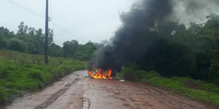 Asaltan a funcionario de cooperativa y en la huida queman vehículo