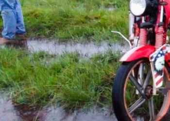 Joven pierde la vida tras ser alcanzado por un rayo mientras iba en su moto