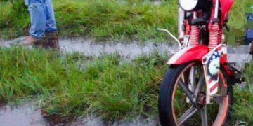 Joven pierde la vida tras ser alcanzado por un rayo mientras iba en su moto