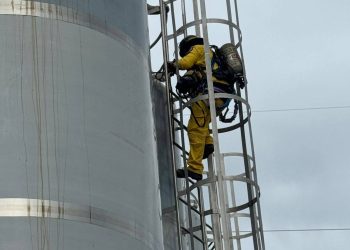 Bomberos rescatan a trabajador que cayó a un tanque que contenía cebada