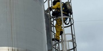 Bomberos rescatan a trabajador que cayó a un tanque que contenía cebada