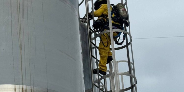 Bomberos rescatan a trabajador que cayó a un tanque que contenía cebada