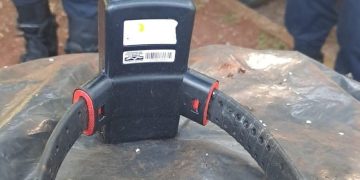 Hallan tobillera electrónica de monitoreo abandonada en un baldío en CDE