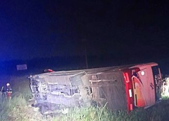 Vuelco de bus con estudiantes deja dos víctimas fatales