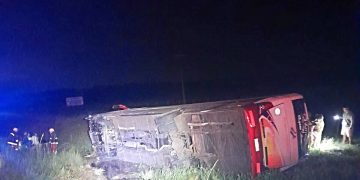 Vuelco de bus con estudiantes deja dos víctimas fatales