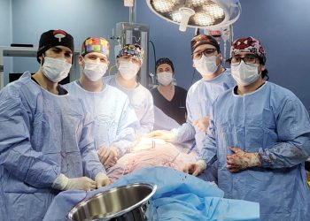 Con éxito, cirujanos del Ingavi extirpan tumor benigno gigante de paciente