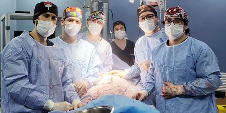 Con éxito, cirujanos del Ingavi extirpan tumor benigno gigante de paciente