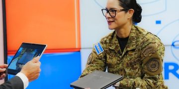 Hasta una laptop; los kits escolares en El Salvador