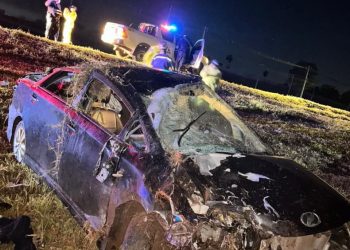 Tres ocupantes de una moto mueren tras choque contra automóvil