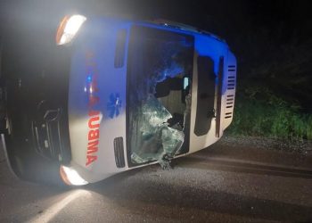 Ambulancia del IPS volcó tras ser embestida por un camión en la ruta PY22 Concepción-Vallemí