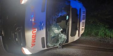 Ambulancia del IPS volcó tras ser embestida por un camión en la ruta PY22 Concepción-Vallemí