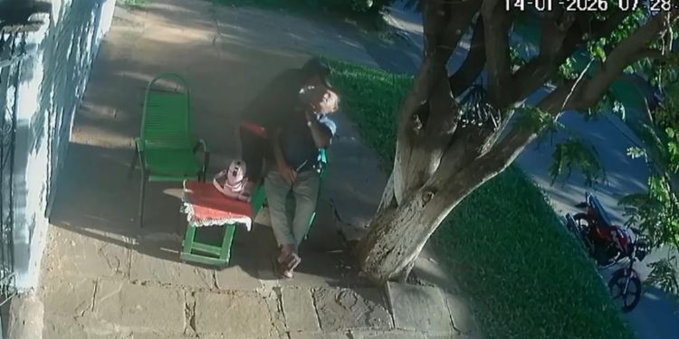 Abuelito fue víctima de asalto mientras tomaba mate en su vereda