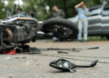 Choque de motocicleta contra dos vehículos deja un adolescente herido