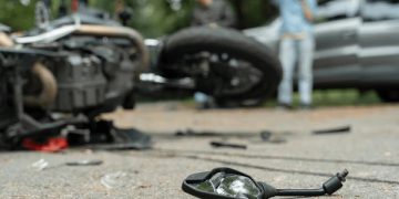 Choque de motocicleta contra dos vehículos deja un adolescente herido