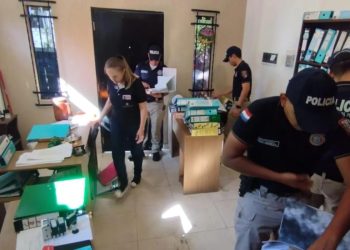 Fiscalía allana oficina en Asunción por presunta estafa que afectó a más de 300 familias