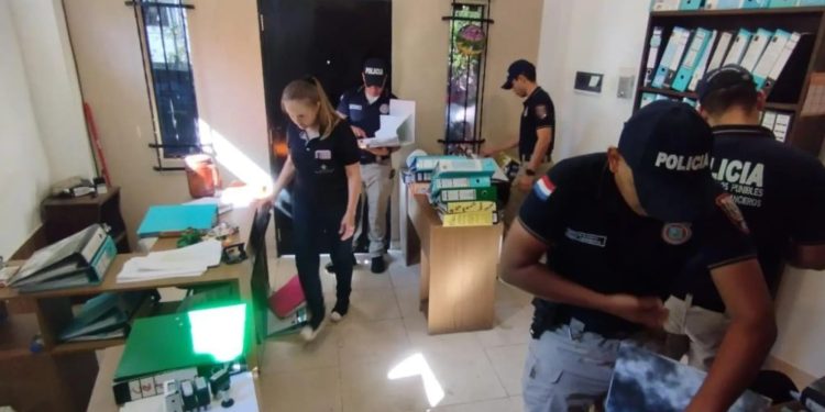 Fiscalía allana oficina en Asunción por presunta estafa que afectó a más de 300 familias