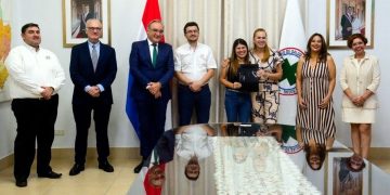 Médicos residentes reciben becas de investigación para formación en España