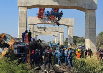 Tailandia: grúa cayó sobre un tren de pasajeros y dejó al menos 22 fallecidos