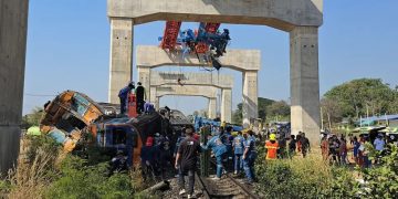 Tailandia: grúa cayó sobre un tren de pasajeros y dejó al menos 22 fallecidos
