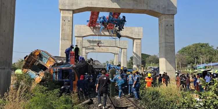 Tailandia: grúa cayó sobre un tren de pasajeros y dejó al menos 22 fallecidos