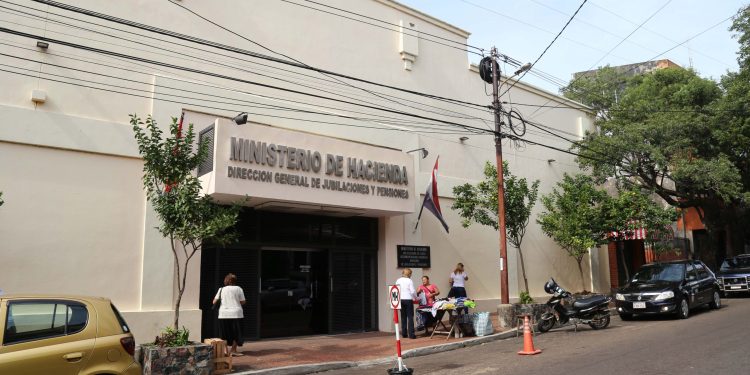 Docentes, policías y militares se unen para rechazar plan de reforma de la Caja Fiscal y plantear ideas